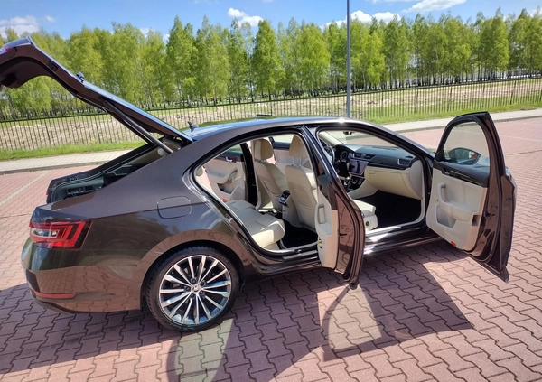 Skoda Superb cena 96500 przebieg: 88000, rok produkcji 2017 z Warszawa małe 781